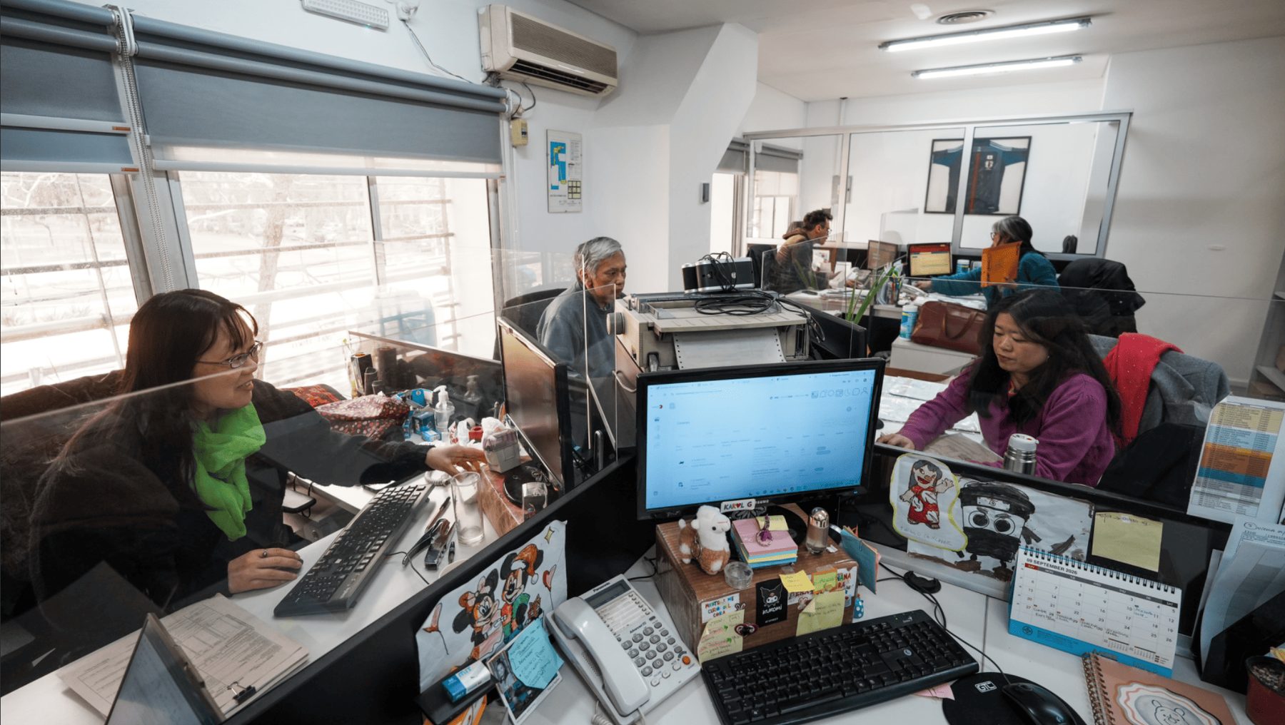 Equipo administrativo de Toshin Group trabajando en la oficina de Buenos Aires